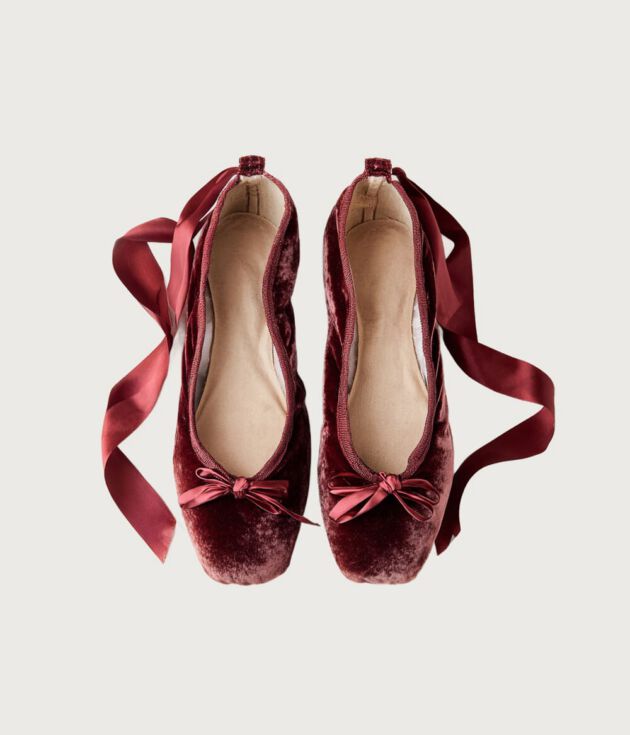 Velvet ribbon pointe shoes